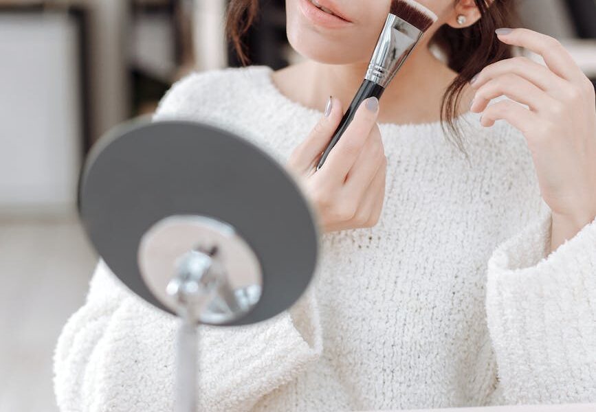 The Science Behind Long-lasting Makeup: Setting Techniques and Products 